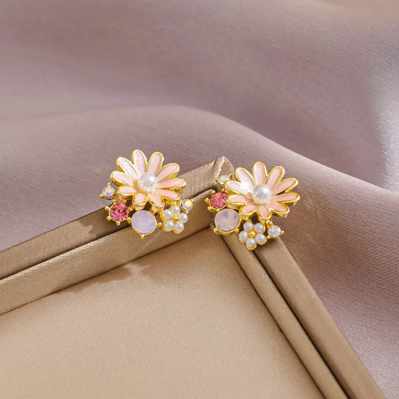 Daisy Pearl Ear Studs