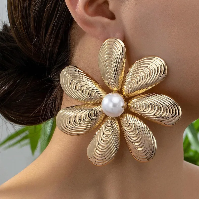 Elegant Retro Flower Plating Metal Ear Studs